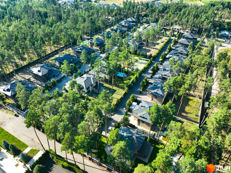 Котеджне містечко ZAHRAVA village 2: сучасні будинки з темними дахами та великими вікнами, оточені сосновим лісом та доглянутими ділянками.