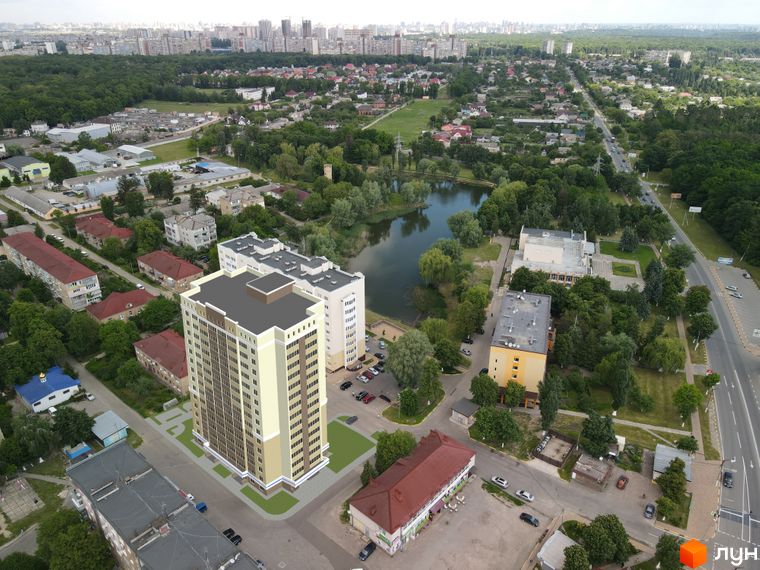 Житловий комплекс Новосілки 2 – це багатоповерхова новобудова з світлою фасадною обробкою та прибудинковою територією із зеленими насадженнями.