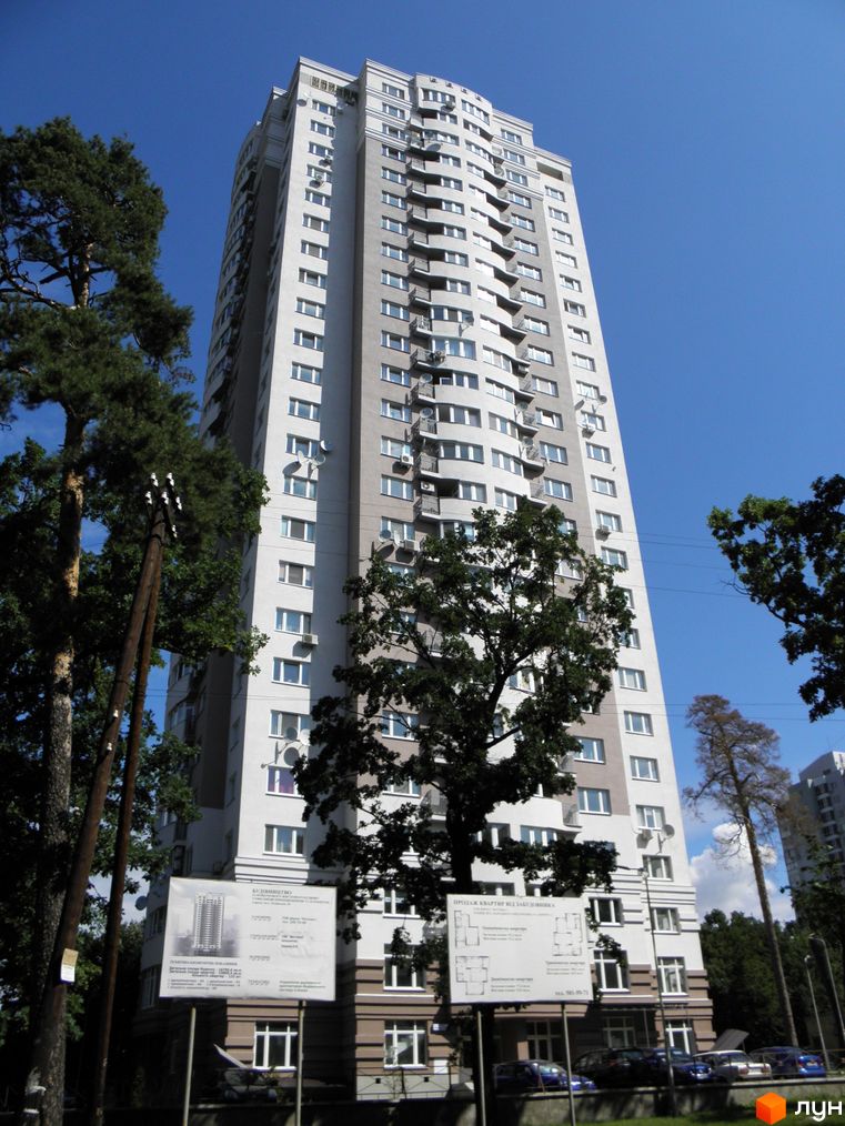 Житловий комплекс на вул. Львівська, 26а, висотна будівля з балконами та зеленими насадженнями навколо.