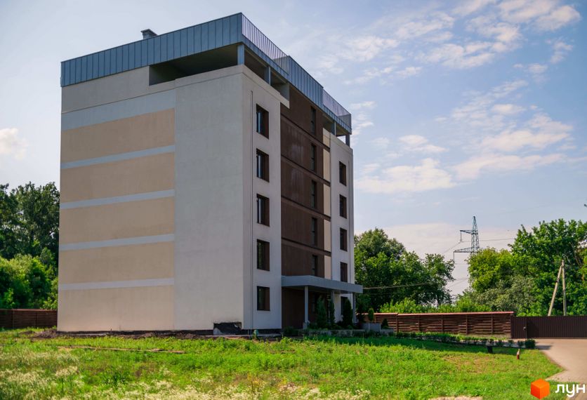 Будівельний проєкт Summerville – багатоповерховий будинок з біло-бежевим фасадом та темними вікнами. Навколо зелена територія з деревами та парканом.