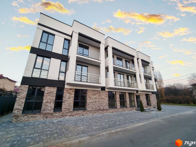 Зображення фасаду Житлового комплексу Преміум Хаус з балконами. Вигляд на тротуарну доріжку та прибудинкову територію.