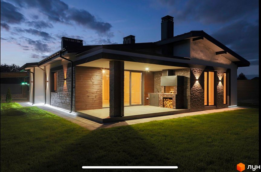 Сучасний житловий комплекс на вулиці Мазепи з дерев'яним фасадом та зоною барбекю. Прибудинкова територія з доглянутим газоном та підсвіткою.