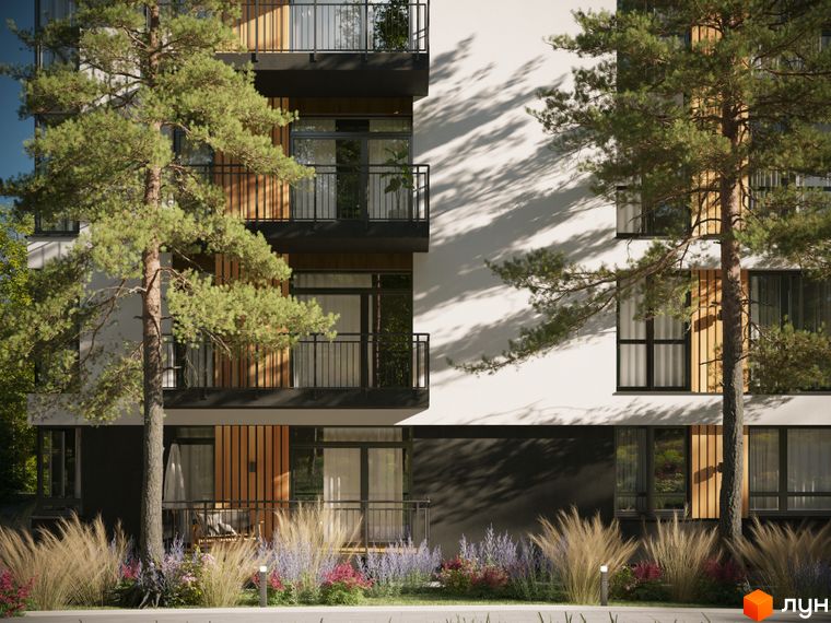 Житловий комплекс SVOЇ PARKHOUSE з білим та темним фасадом, дерев'яними елементами та балконами. Прибудинкова територія озеленена деревами, травами та квітами.