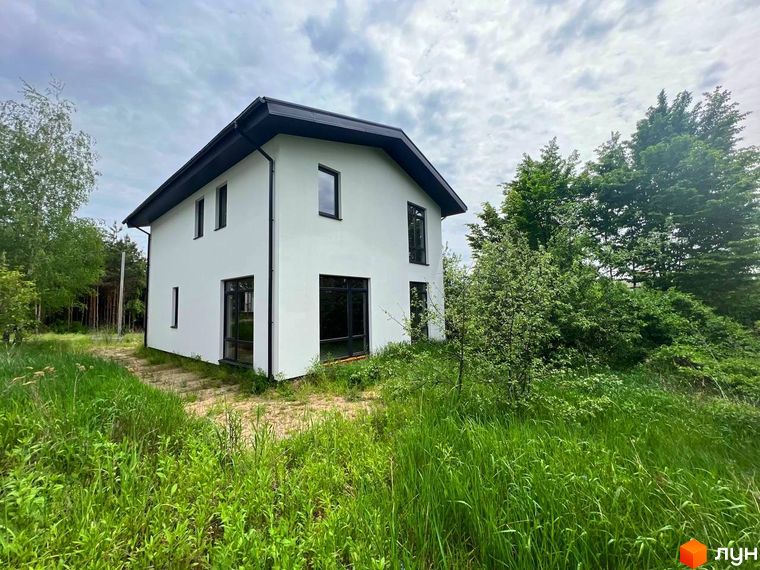 Зображення будинку в Котеджному містечку GREEN CLUB. Двоповерховий будинок з великими вікнами та зеленою територією навколо.