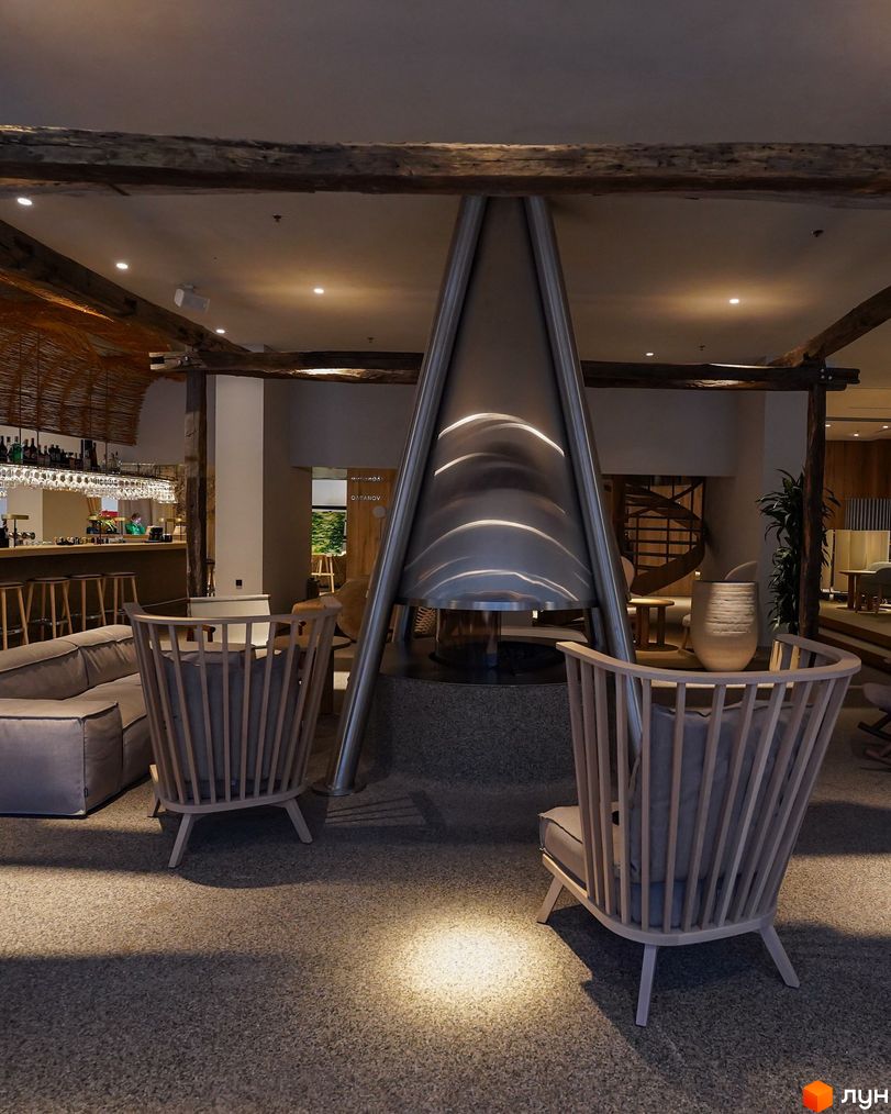 Апарт-комплекс Mountain Residence з каміном та кріслами в зоні відпочинку. Сучасний дизайн інтер'єру створює затишну атмосферу.