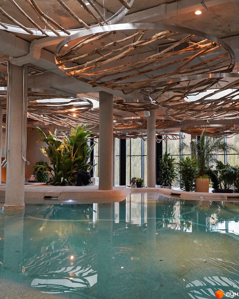 Апарт-комплекс Mountain Residence з басейном та зеленню. Інтер'єр з натуральними елементами та великими вікнами.