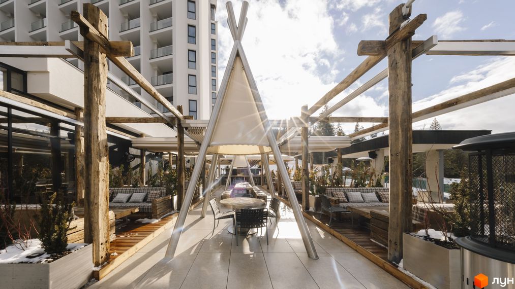 Апарт-комплекс Mountain Residence з терасою та зонами відпочинку. Зовнішній вигляд будівлі та облаштована прибудинкова територія.