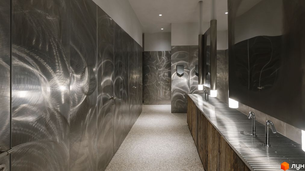 Сучасний дизайн інтер'єру ванної кімнати з металевими панелями та підсвічуванням. Апарт-комплекс Mountain Residence пропонує унікальні рішення для вашого комфорту.