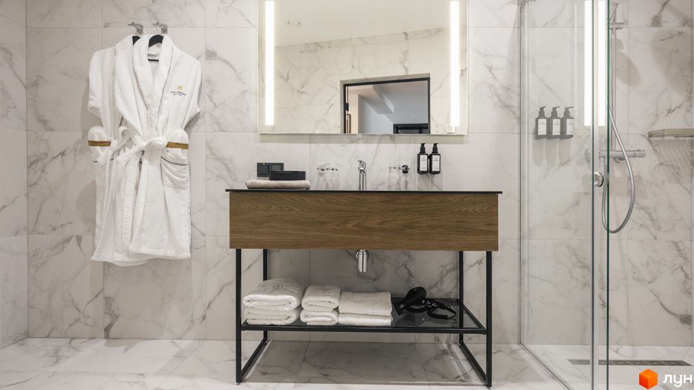Апарт-комплекс Mountain Residence: Ванна кімната з білою плиткою, душем та меблями з дерева. Сучасний дизайн та комфорт для вашого відпочинку.