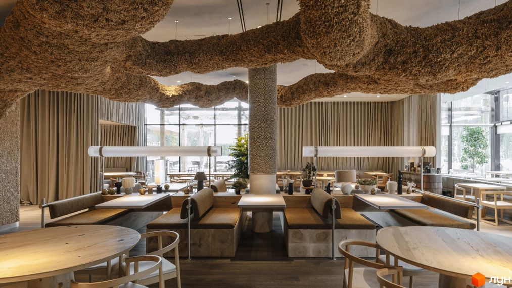 Апарт-комплекс Mountain Residence з оригінальним дизайном інтер'єру та природними матеріалами. Простір наповнений світлом та затишком, створюючи унікальну атмосферу для відпочинку.