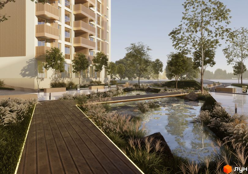 Багатоповерховий будинок Житлового комплексу AUROOM DISTRICT зі світлим фасадом. Прибудинкова територія з дерев'яними доріжками, водоймою та озелененням.