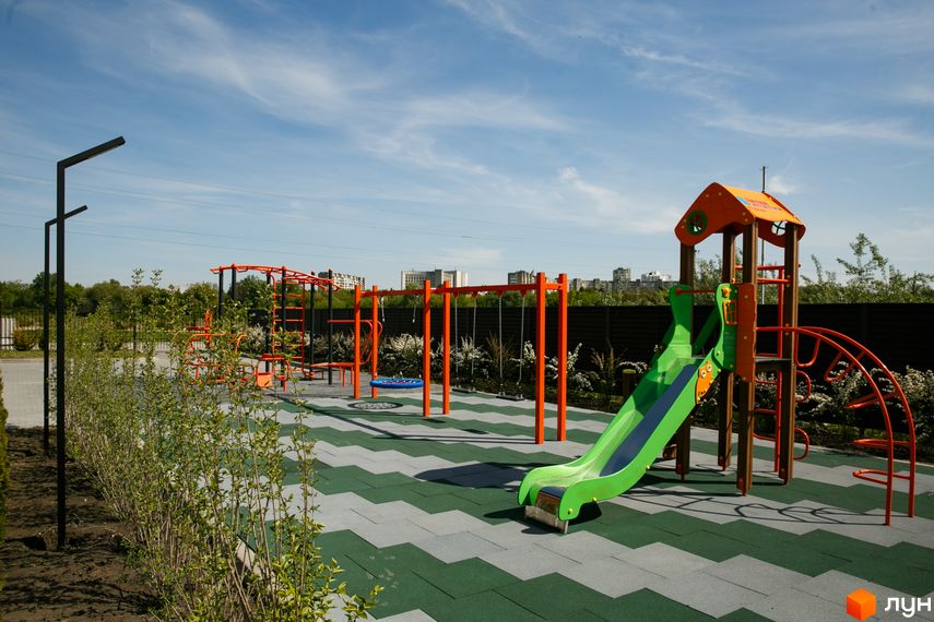 Дитячий майданчик з гіркою та гойдалками на території Житлового комплексу клубного типу Обрій.