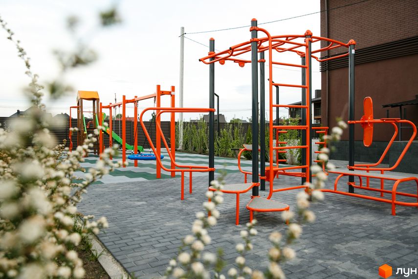 Зображення дитячого майданчика з гіркою та спортивним комплексом на території Житлового комплексу клубного типу Обрій.