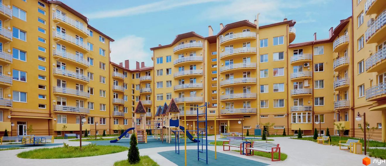 Житловий комплекс САКУРА: жовті фасади з балконами, коричневі дахи. На території дитячий майданчик та лавки для відпочинку.