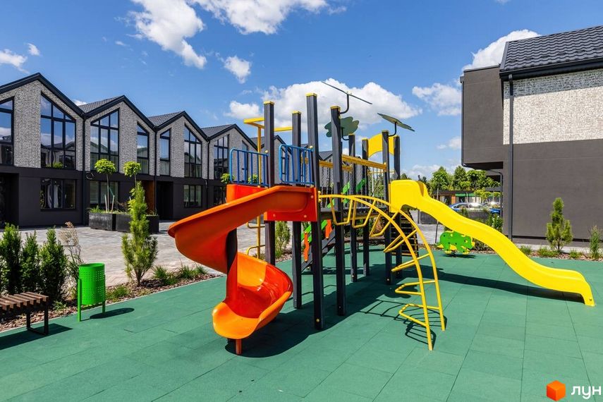 Котеджне містечко Romankiv Village з дитячим майданчиком та сучасними будинками. Територія комплексу доглянута, з зеленими насадженнями.