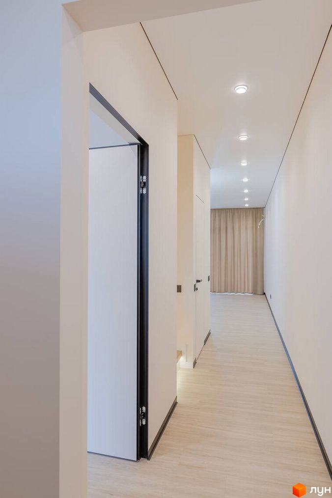 Котеджне містечко Romankiv Village. Сучасний коридор з дверима та освітленням.