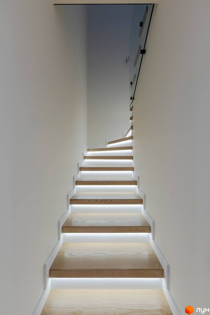 Сучасні дерев'яні сходи з підсвіткою в котеджному містечку Romankiv Village. Прибудинкова територія не відображена.