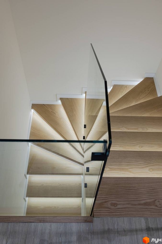 КМ Romankiv Village: дерев'яні сходи з підсвіткою та скляним огородженням.