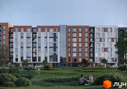 Житловий комплекс SVOÏ CITY з цегляним та білим фасадами, великими вікнами та балконами. Прибудинкова територія з доглянутим газоном та людьми, що відпочивають.