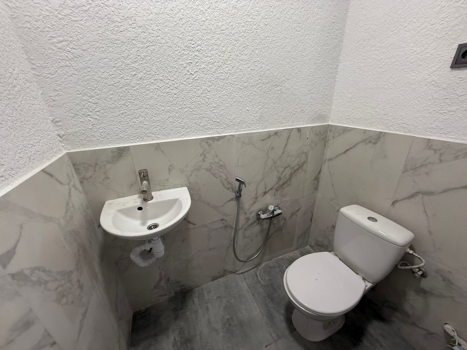 1832280107062101