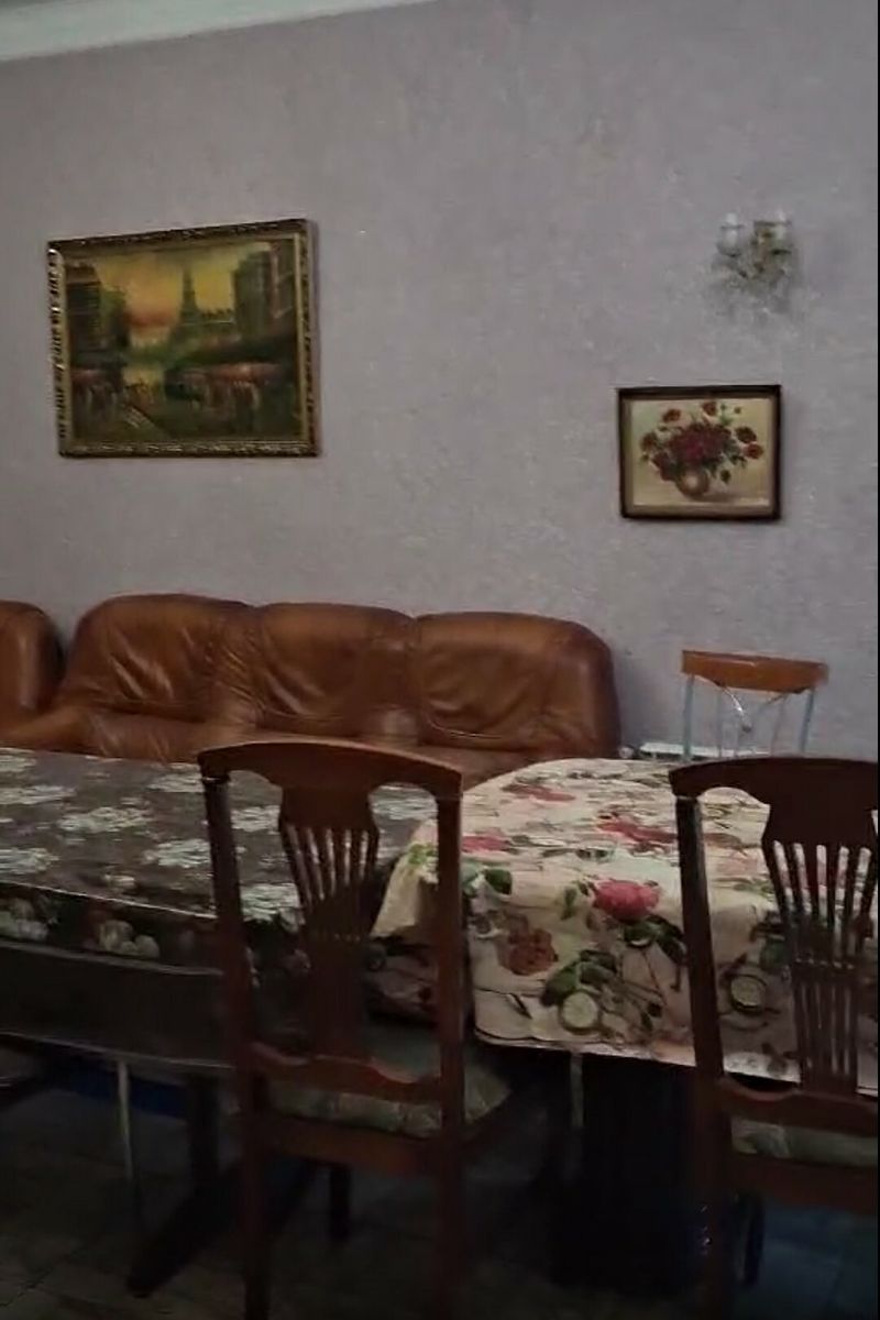1838805910918104