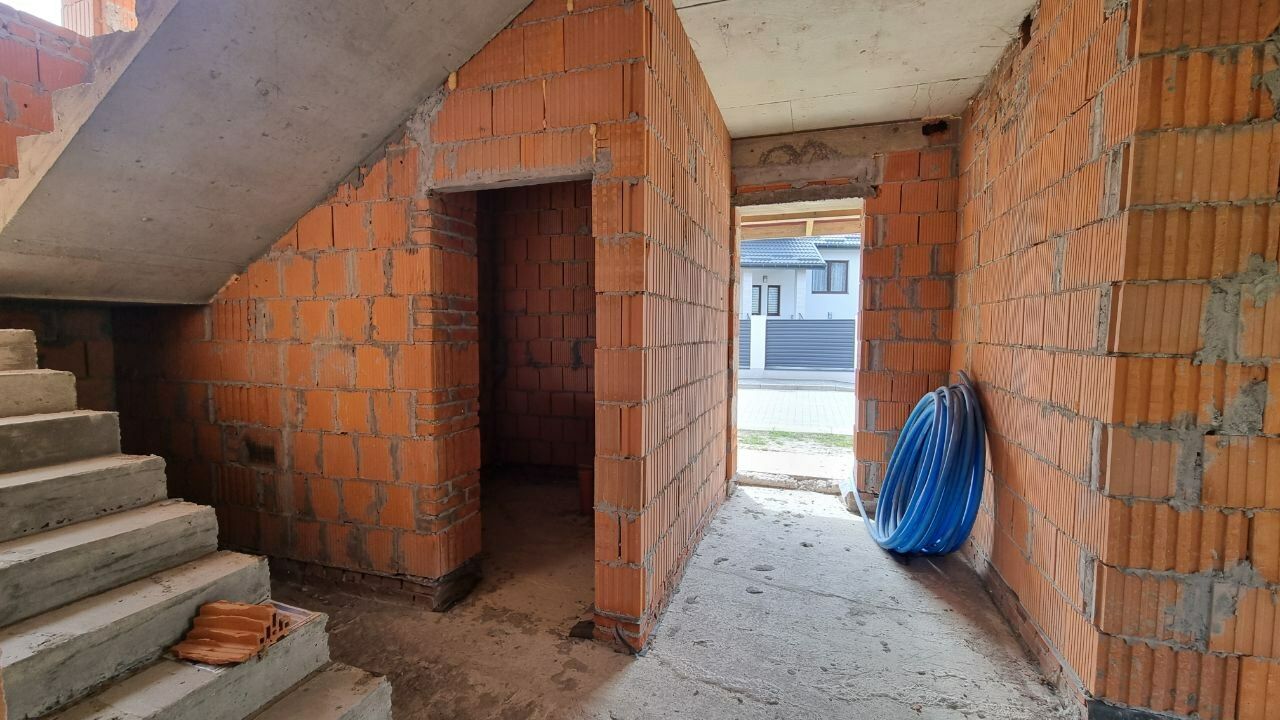 1828477536883107