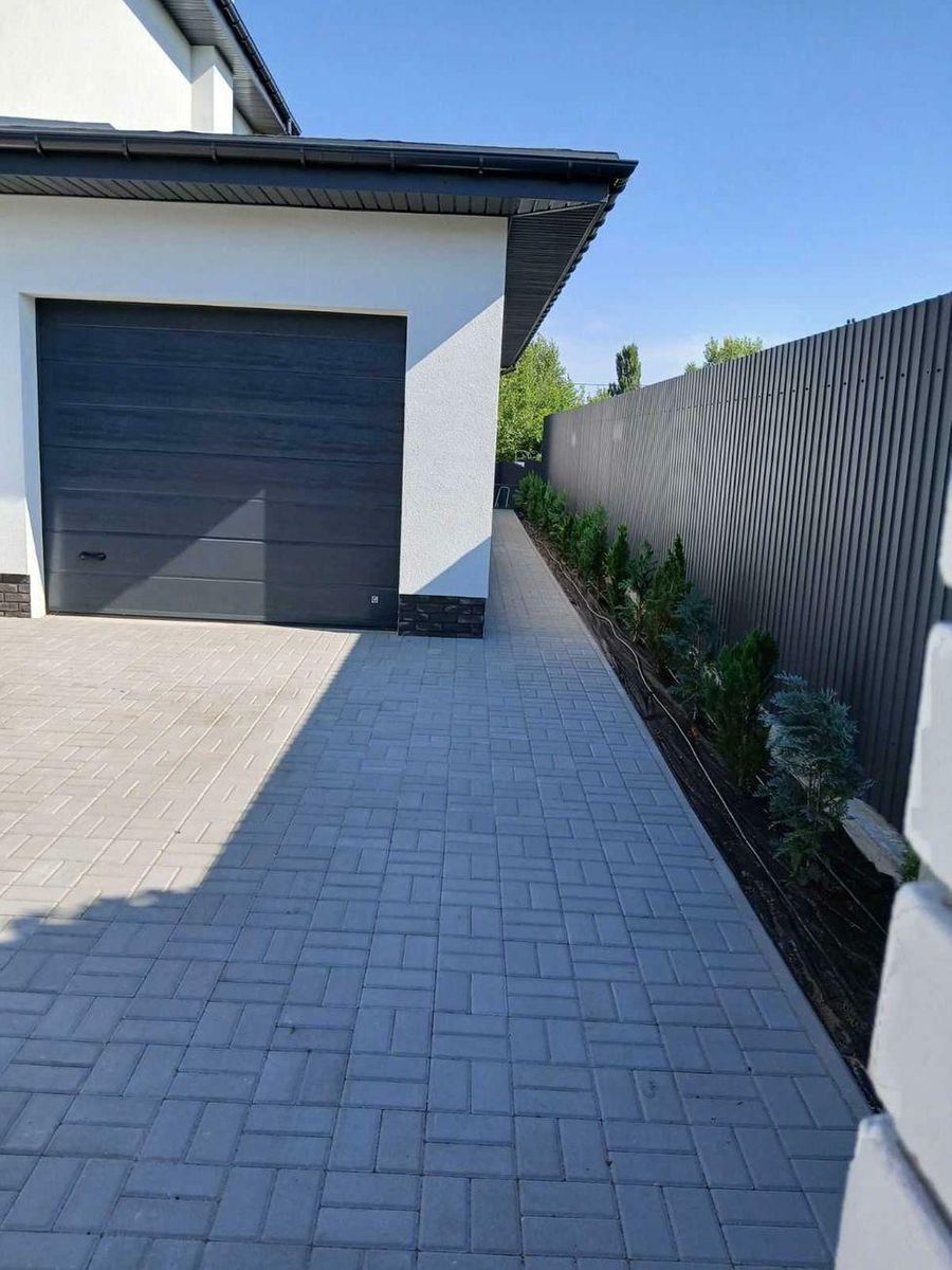 1835733956710107