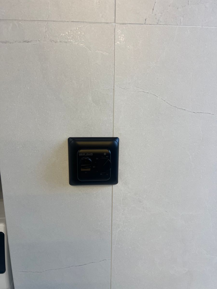 1832303262407125