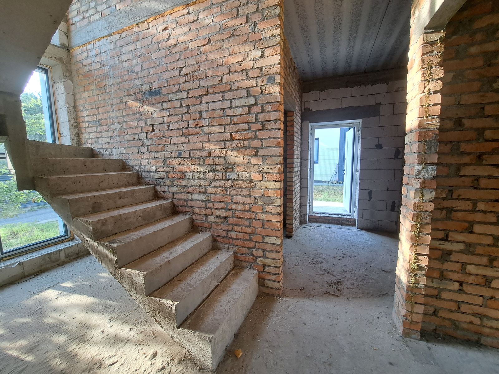 1835120959747149