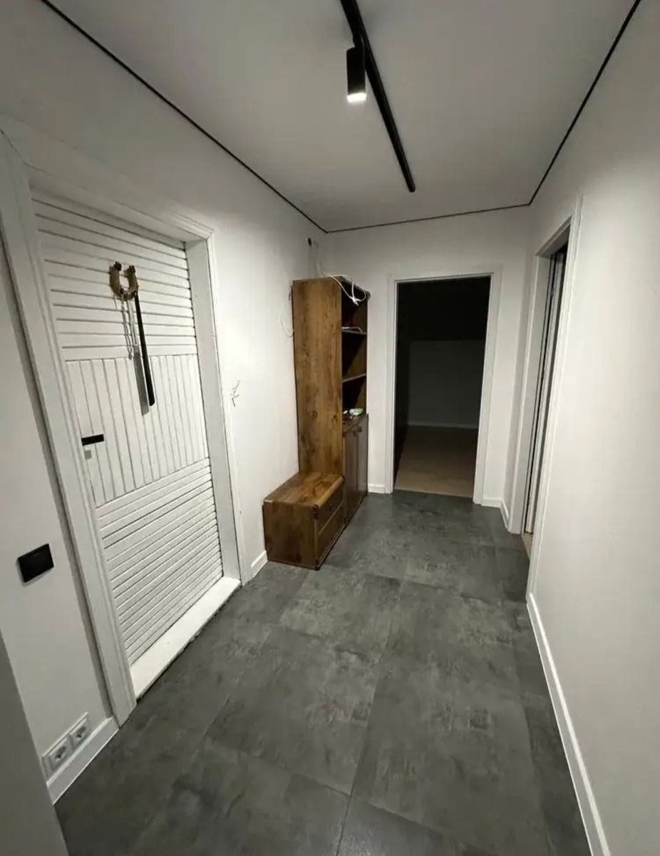1832561592925163