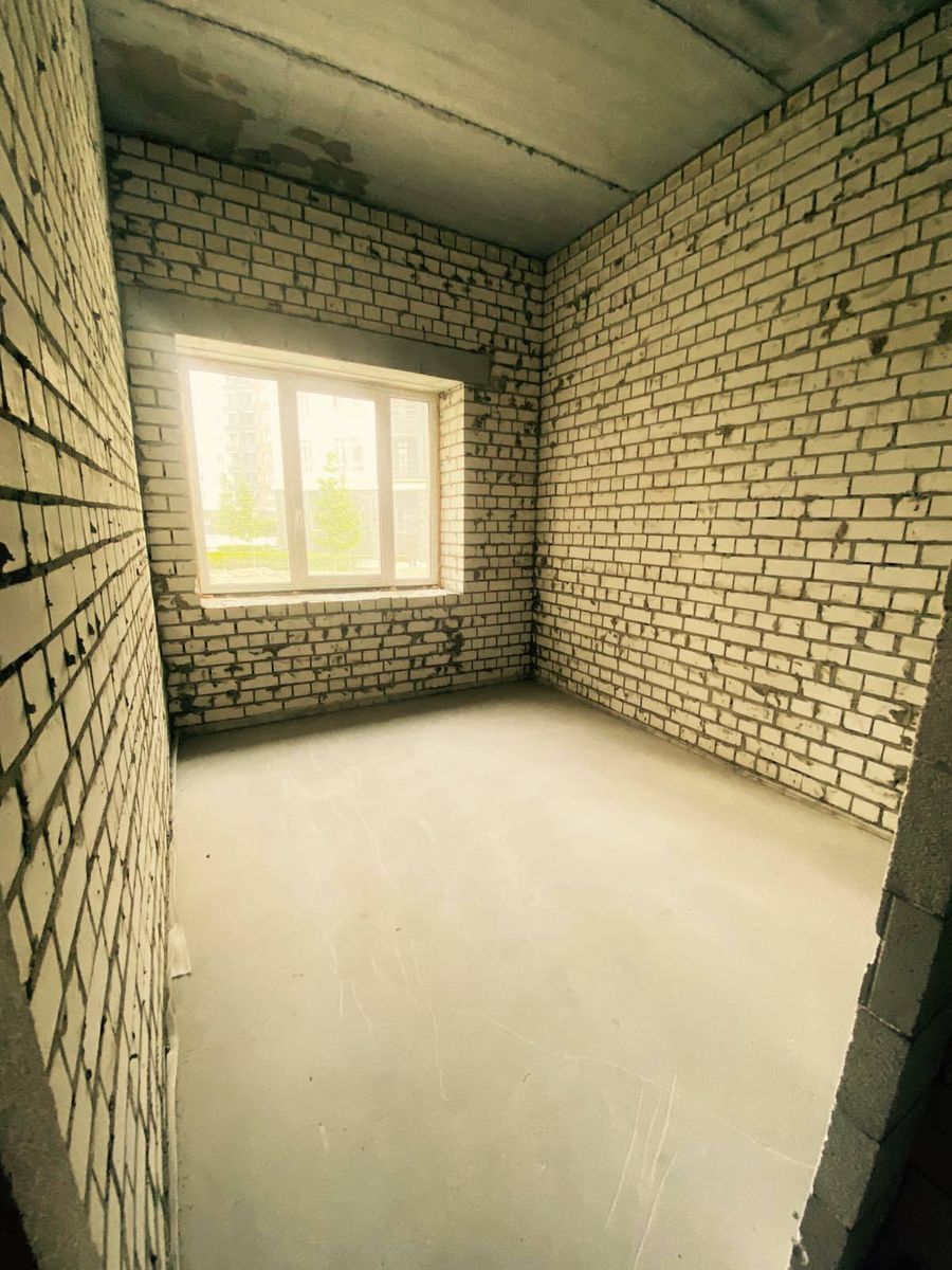 1835437632390183