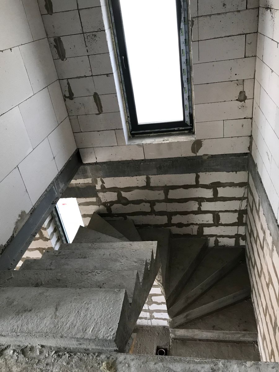 1832918043388226
