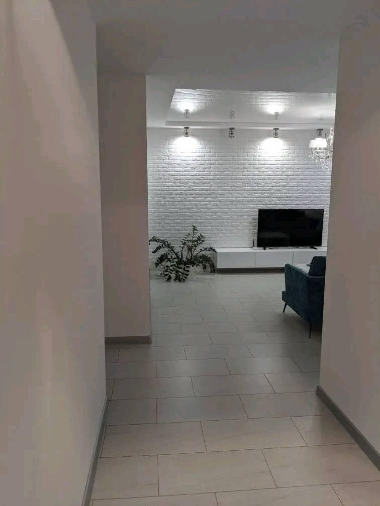 1832005937063232