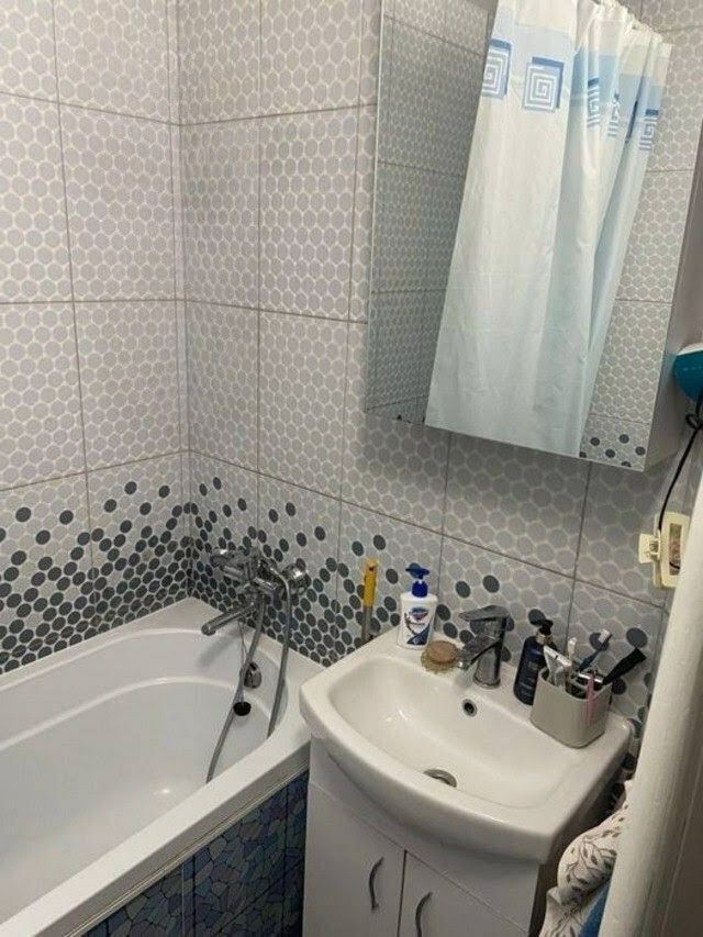 1832018725733244