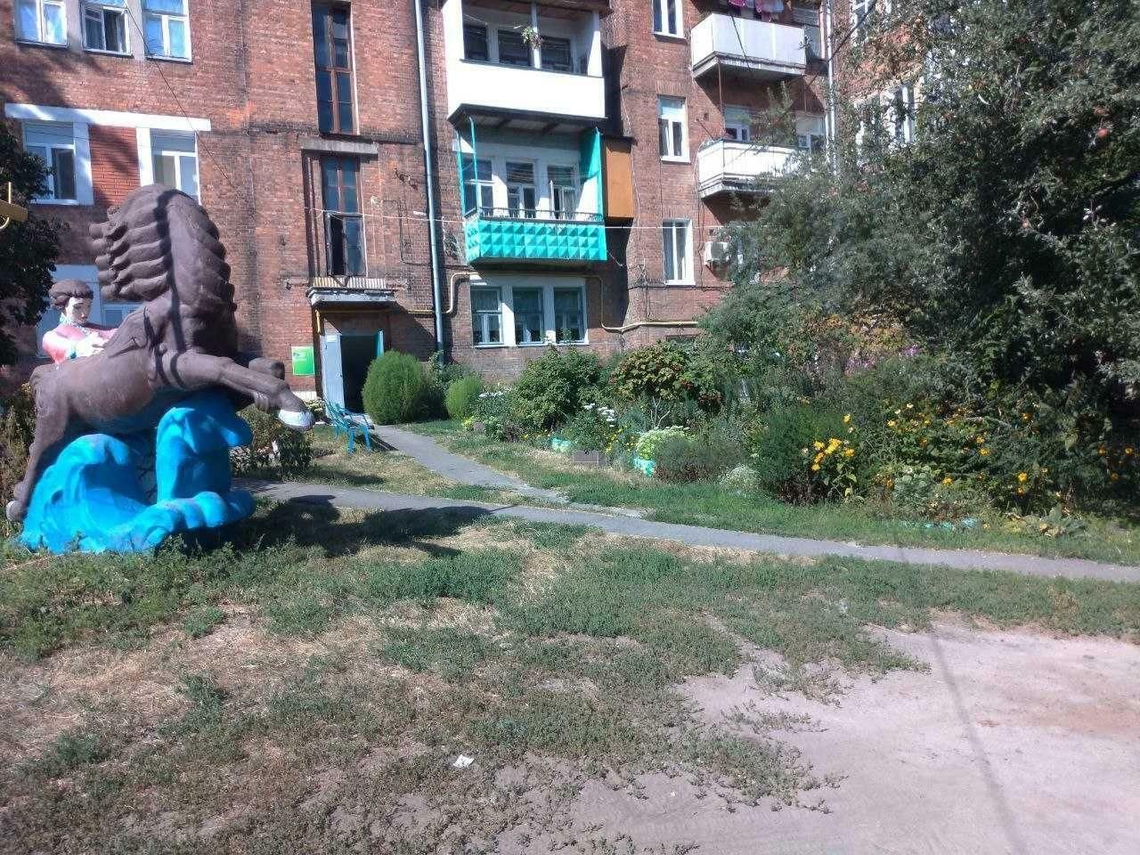 1837518945326264