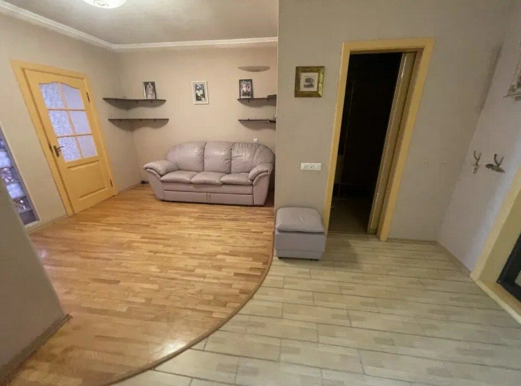 1835888619297027