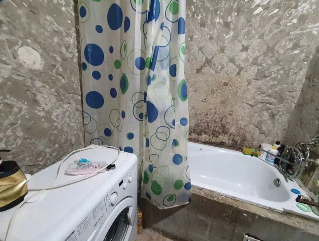 1832826944529302