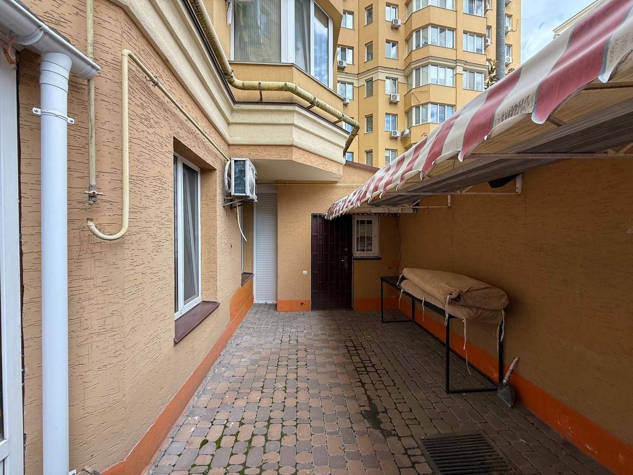 1836999204558309