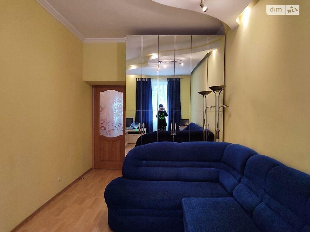 1827567242604031