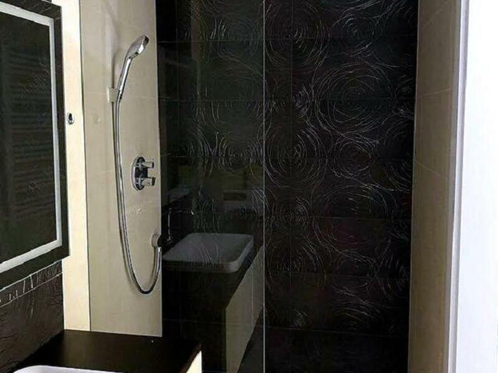 1833290325814316
