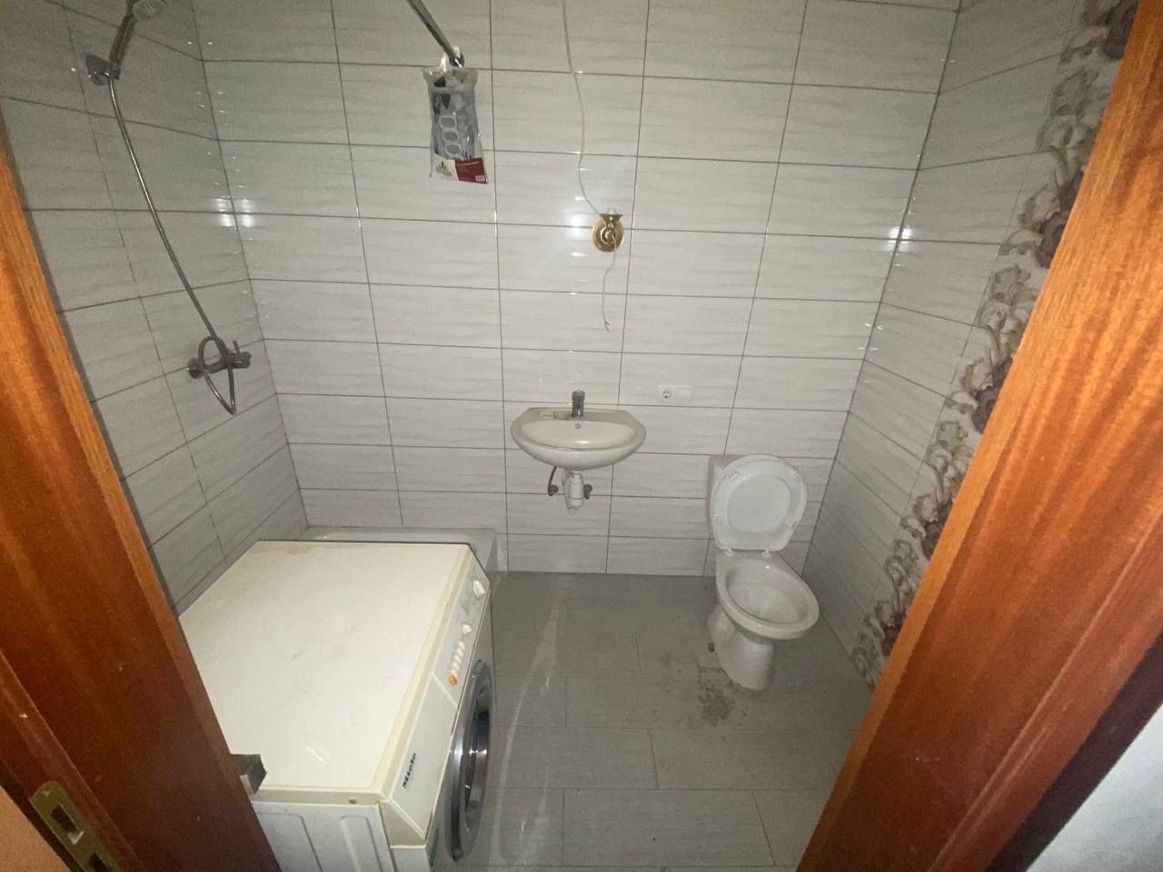 1824523976657033