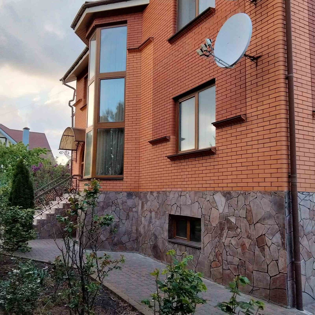 1832498243596337