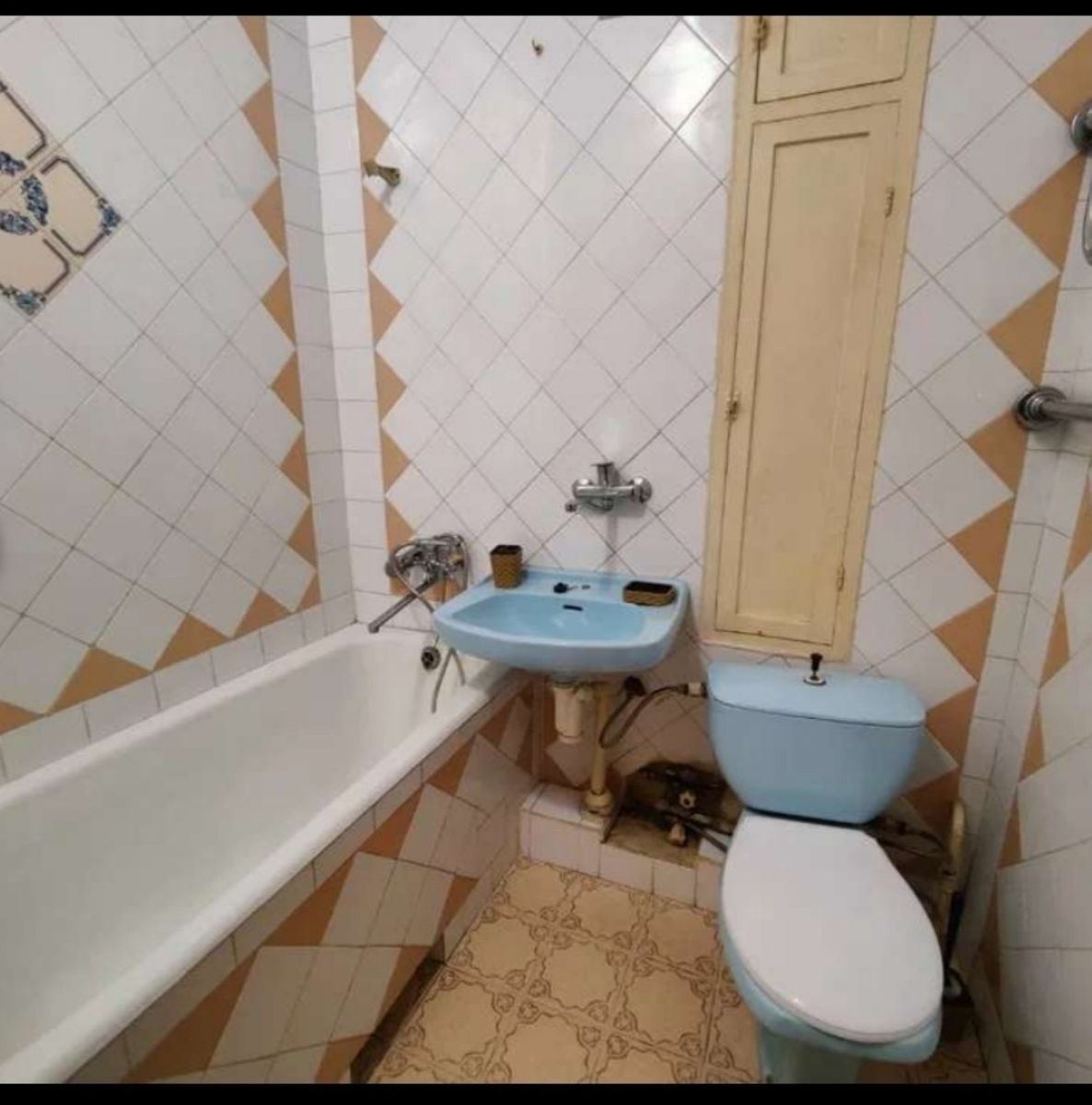 1839698656902352