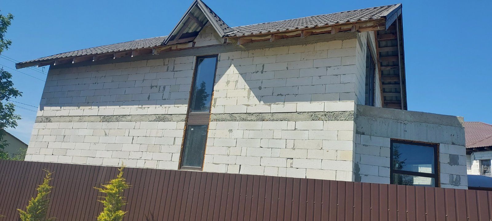 1831904943596353