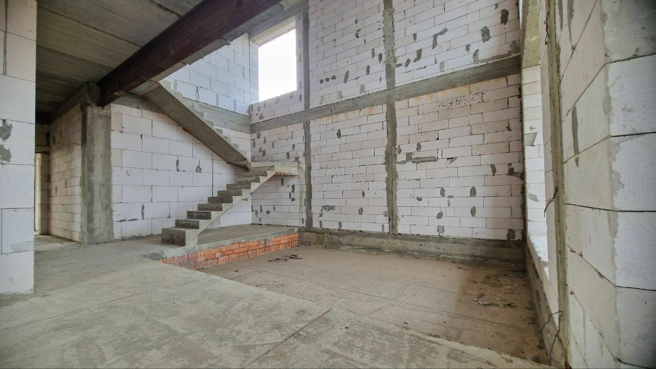 1835801492840359