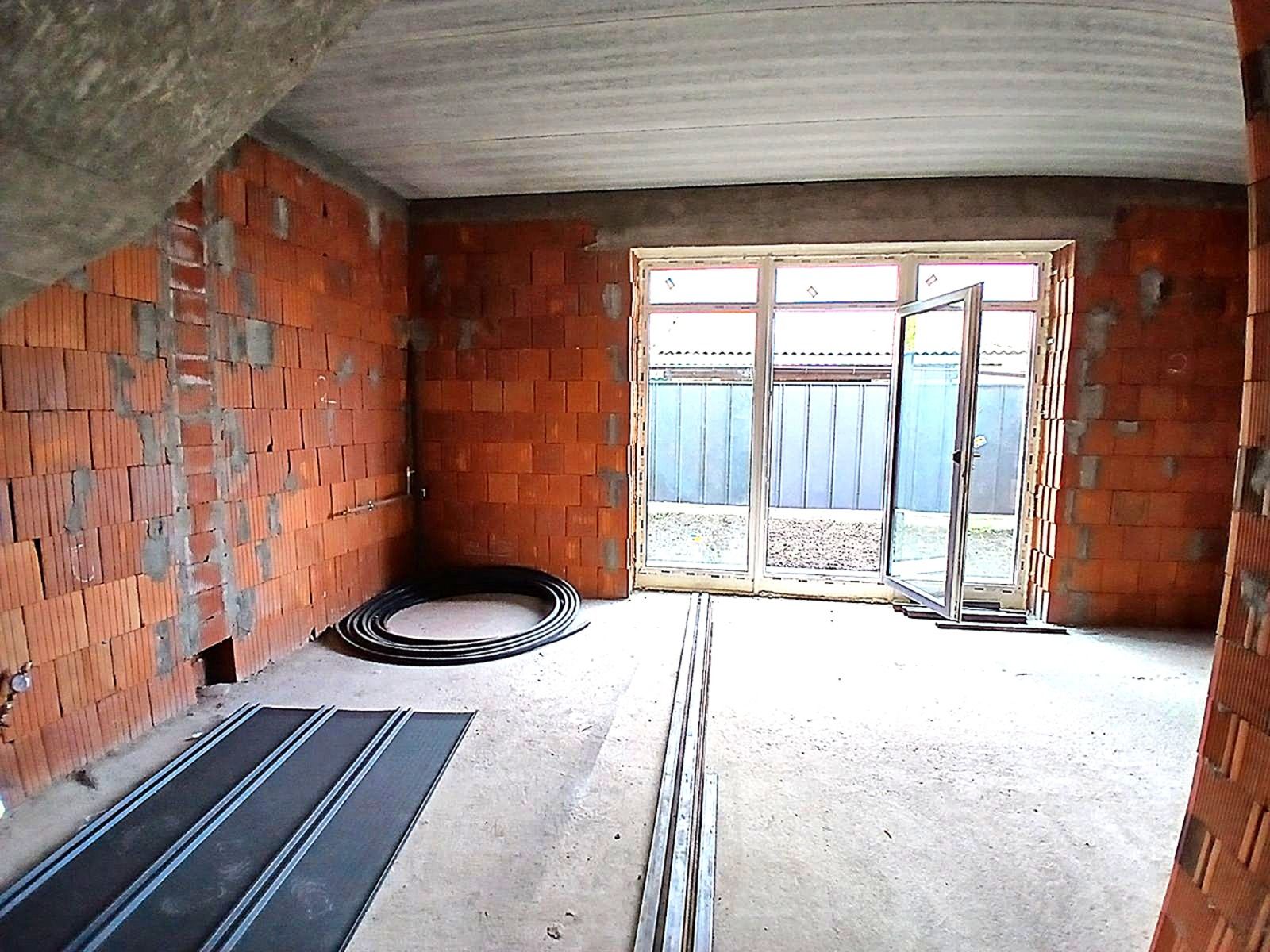 1834986640352036
