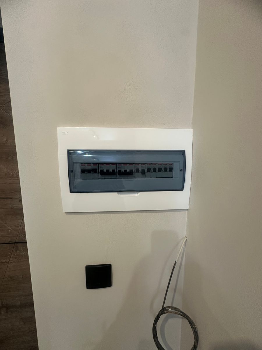 1831581099707360