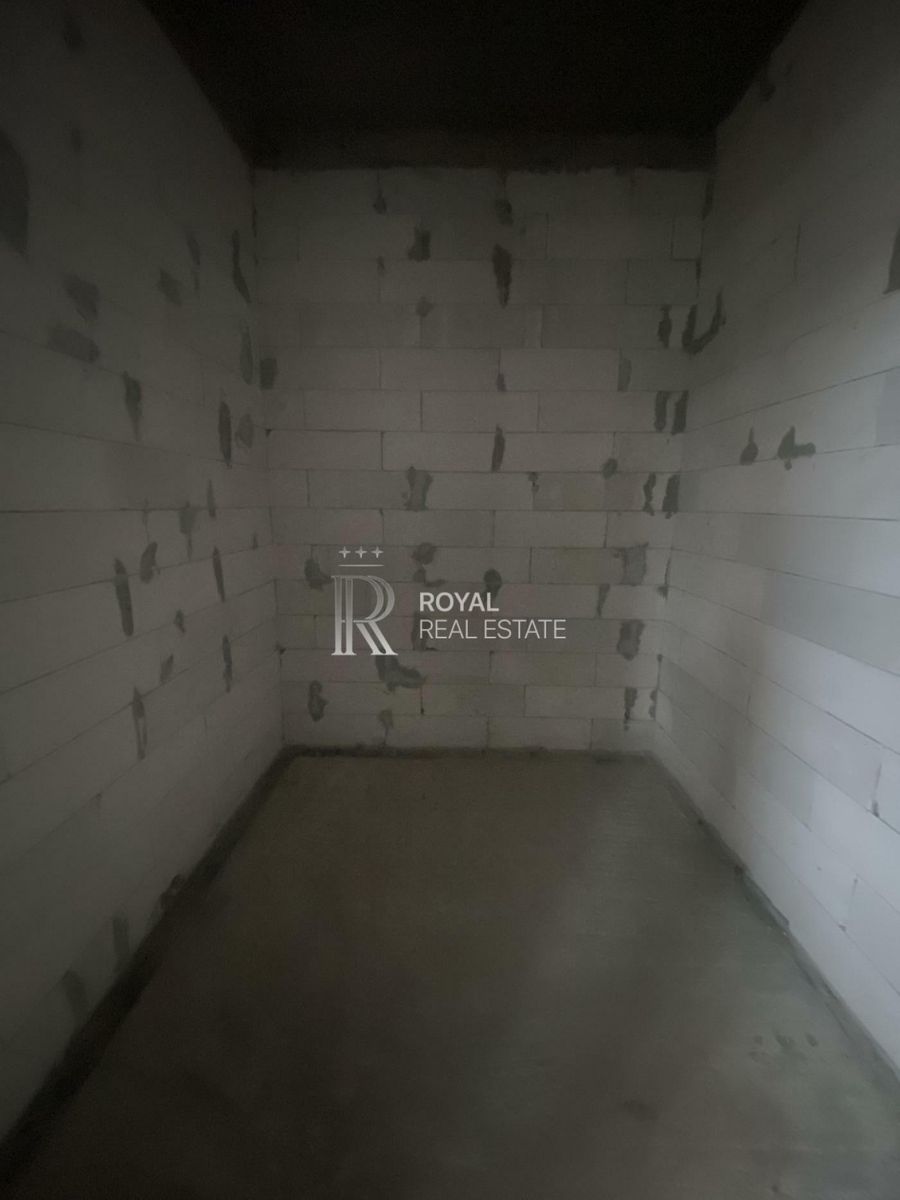 1836614376835375