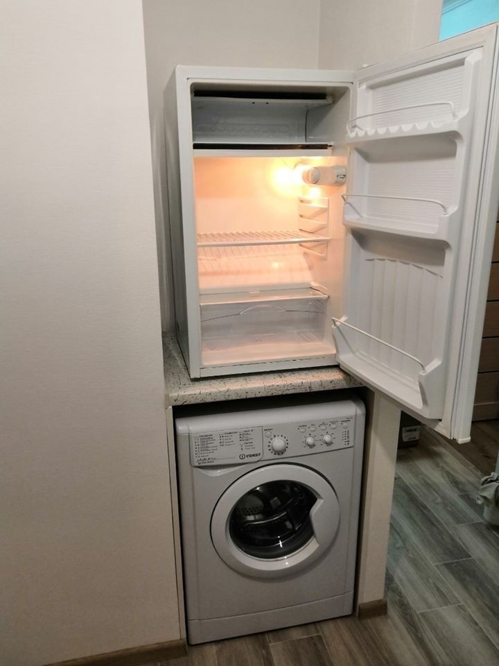 1831305610608377