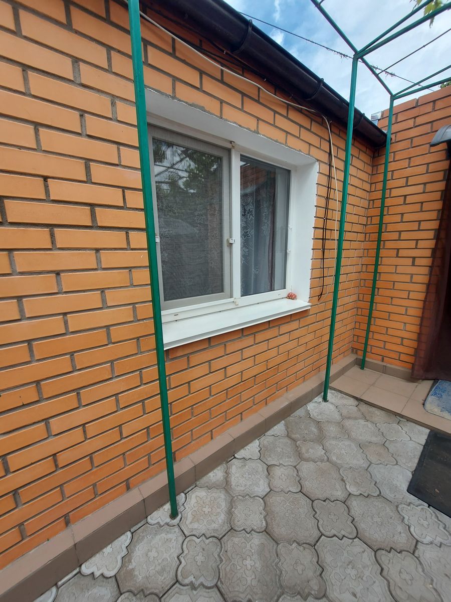 1832067647946384